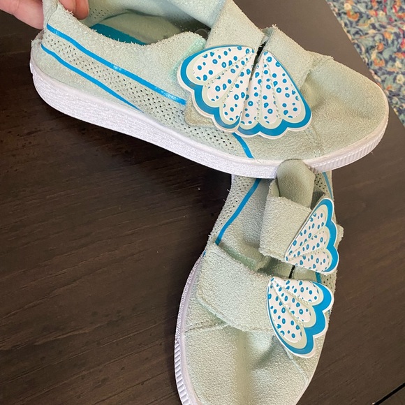 Girls size 2 — PUMAS — light blue leather shoe with winged Velcro straps - Picture 5 of 7